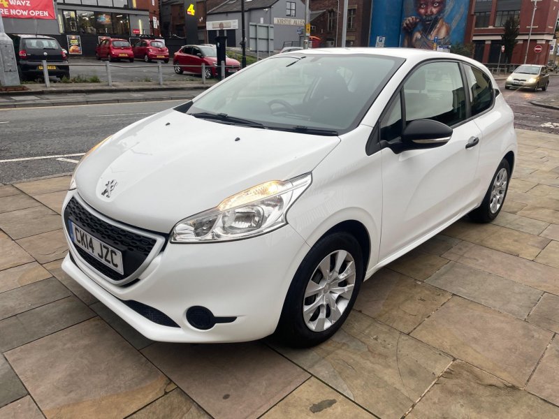 PEUGEOT 208