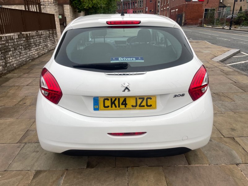 PEUGEOT 208
