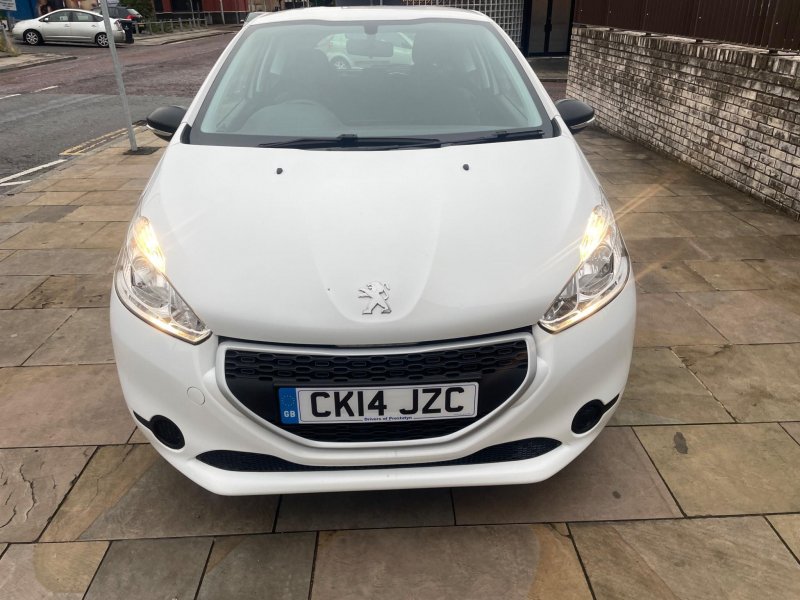 PEUGEOT 208