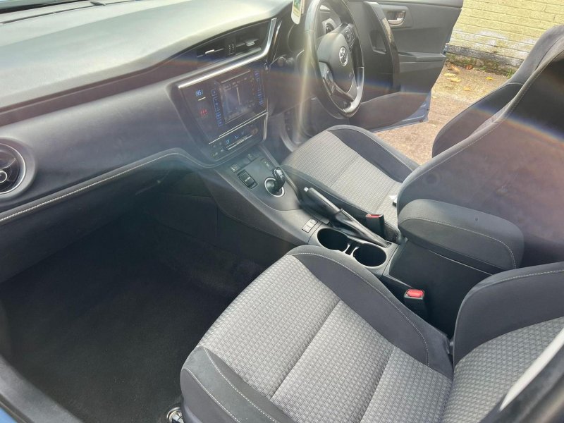 TOYOTA AURIS