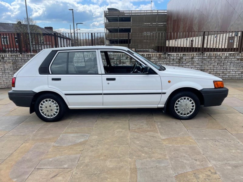 View NISSAN SUNNY 1.6 GSX 5dr
