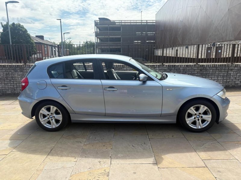 View BMW 1 SERIES 2.0 118d SE Euro 5 5dr