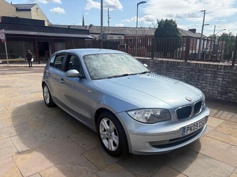View BMW 1 SERIES 2.0 118d SE Euro 5 5dr
